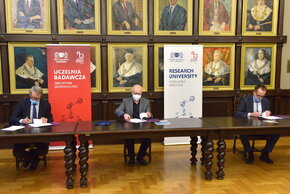 Na zdj. od lewej: Marian Popinigis, prezes zarządu Blirt S.A., prof. Janusz Nieznański, prorektor ds. umiędzynarodowienia i innowacji PG oraz dr inż. Krzysztof Kur, wiceprezes Blirt S.A.