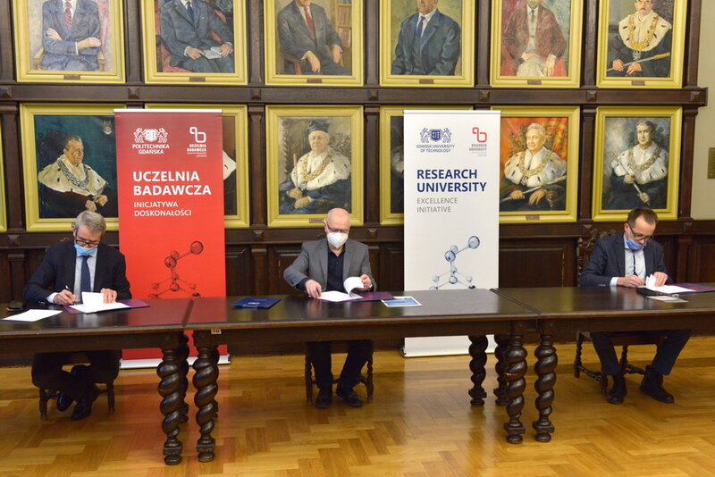 Na zdj. od lewej: Marian Popinigis, prezes zarządu Blirt S.A., prof. Janusz Nieznański, prorektor ds. umiędzynarodowienia i innowacji PG oraz dr inż. Krzysztof Kur, wiceprezes Blirt S.A.