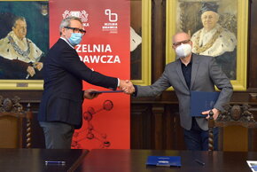 Na zdj. prof. Janusz Nieznański, prorektor ds. umiędzynarodowienia i innowacji PG (z prawej) i Marian Popinigis, prezes zarządu Blirt S.A.