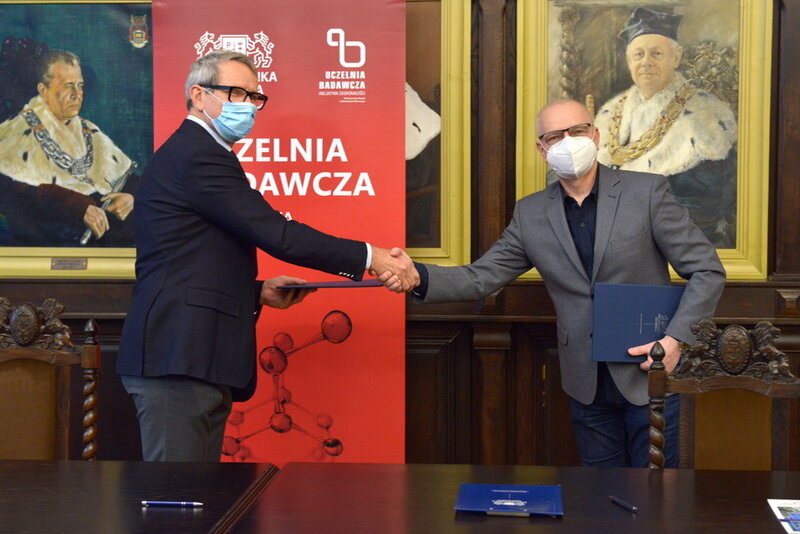 Na zdj. prof. Janusz Nieznański, prorektor ds. umiędzynarodowienia i innowacji PG (z prawej) i Marian Popinigis, prezes zarządu Blirt S.A.