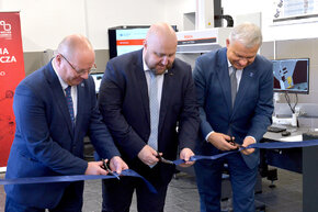 Na zdj. od lewej: prof. Krzysztof Wilde, rektor Politechniki Gdańskiej; Jakub Ruszkowski, wiceprezes zarządu firmy Mitutoyo Polska oraz Andrzej Seweryn, dziekan WIMiO PG