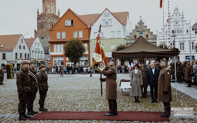 Trzebiatów - wręczenie sztandaru 14ZBOT i przysięga wojskowa