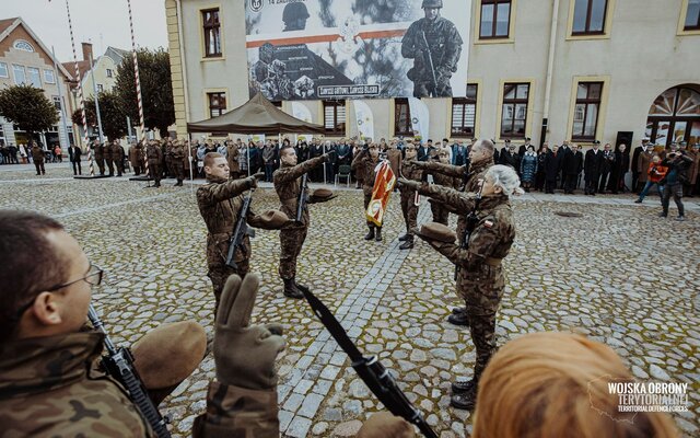 Trzebiatów - wręczenie sztandaru 14ZBOT i przysięga wojskowa