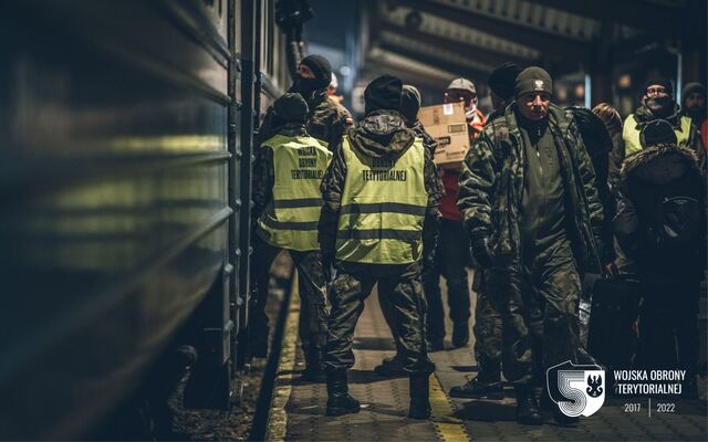 Żołnierze 3PBOT pomagają uchodźcom z Ukrainy na Dworcu PKP w Przemyślu