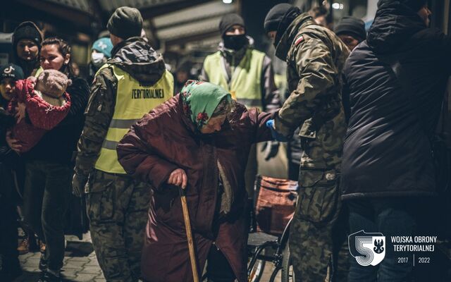 Żołnierze 3PBOT pomagają uchodźcom z Ukrainy na Dworcu PKP w Przemyślu