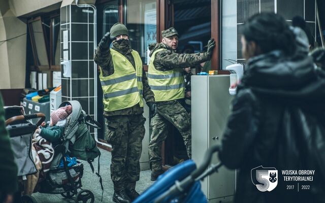 Żołnierze 3PBOT pomagają uchodźcom z Ukrainy na Dworcu PKP w Przemyślu
