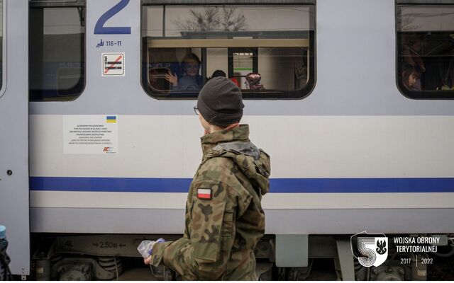 Chełm. Terytorialsi pomagają w punkcie recepcyjnym na dworcu PKP