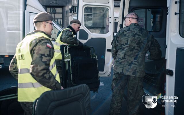 Kraków. Żołnierze 11 Małopolskiej Brygady OT wspierają punkt recepcyjny przy dworcu PKP.