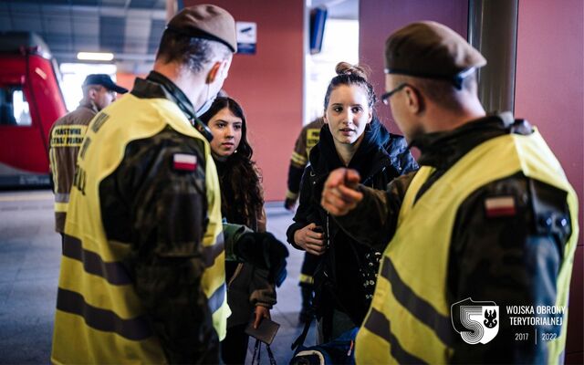 Kraków. Żołnierze 11 Małopolskiej Brygady OT wspierają punkt recepcyjny przy dworcu PKP.