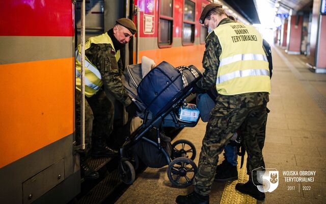 Kraków. Żołnierze 11 Małopolskiej Brygady OT wspierają punkt recepcyjny przy dworcu PKP.