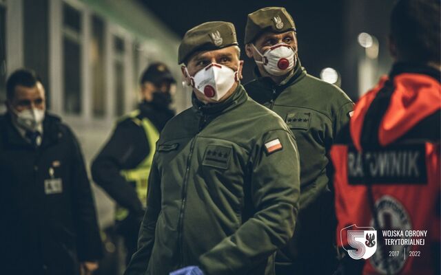 Kielce. Przyjęcie pociągu z uchodźcami z Ukrainy ze wsparciem świętokrzyskich terytorialsów.