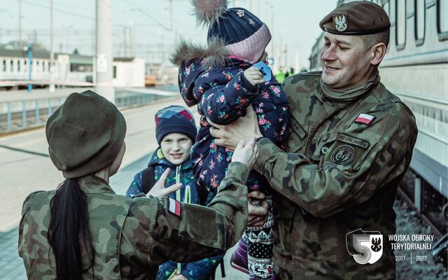 Chełm. Lubelscy terytorialsi niezawodnie pomagają przyjmować pociągi z uchodźcami z Ukrainy.