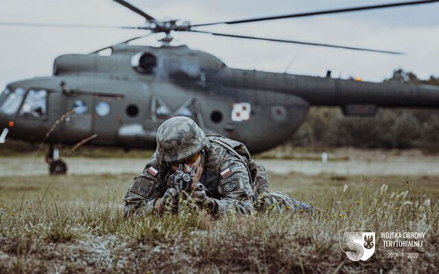 Procedury współdziałania ze śmigłowcem Mi-8 na poligonie w Wędrzynie