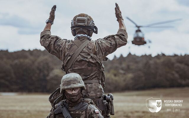 Procedury współdziałania ze śmigłowcem Mi-8 na poligonie w Wędrzynie