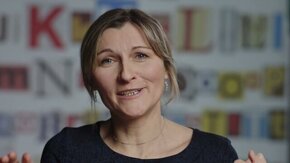 Cykl „Dlaczego?" jest skierowany głównie do młodych widzów i został zainspirowany najpopularniejszymi pytaniami, jakie wpisują do internetowych wyszukiwarek. Politechnika Gdańska jest patronem naukowym i koproducentem cyklu, stąd w udzielaniu odpowiedzi pomagają naukowcy i doktoranci PG, którzy brali też udział w tworzeniu scenariuszy i udzielali konsultacji naukowych twórcy i reżyserowi formatu Sebastianowi Wasilewskiemu, którego firma Based Media stoi za powstaniem cyklu. Wiele ujęć umieszczonych w serii „Dlaczego?” nakręcono w specjalistycznych laboratoriach PG oraz plenerach kampusu w Gdańsku Wrzeszczu.