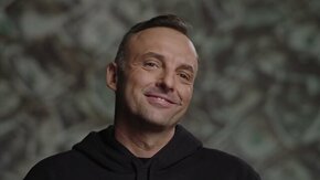 Prywatne odrzutowce, jachty i życie pełne luksusu. Życie piłkarzy przypomina często bajkę. Nawet zawodnik polskiej drużyny, któremu daleko Ronaldo czy Messiego, zarabia tyle, co 15 lekarzy rodzinnych. Skąd te astronomiczne zarobki? Co się stało ze sportowcami? Wyjaśnimy to w najnowszym odcinku programu "Dlaczego?".

Cykl „Dlaczego?" jest skierowany głównie do młodych widzów i został zainspirowany najpopularniejszymi pytaniami, jakie wpisują do internetowych wyszukiwarek. Politechnika Gdańska jest patronem naukowym i koproducentem cyklu, stąd w udzielaniu odpowiedzi pomagają naukowcy i doktoranci PG, którzy brali też udział w tworzeniu scenariuszy i udzielali konsultacji naukowych twórcy i reżyserowi formatu Sebastianowi Wasilewskiemu, którego firma Based Media stoi za powstaniem cyklu. Wiele ujęć umieszczonych w serii „Dlaczego?” nakręcono w specjalistycznych laboratoriach PG oraz plenerach kampusu w Gdańsku Wrzeszczu.