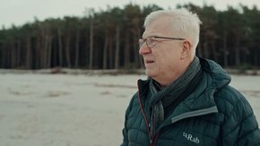 Ceny energii elektrycznej biją rekordy, a w przyszłym roku może być jeszcze drożej. Cenę za dostarczanie nam elektryczności płaci też planeta skąpana w gazach cieplarnianych. A gdyby tak generować więcej prądu z wiatru? "Dlaczego?", nowy cykl Politechniki Gdańskiej i Gazeta.pl, wyjaśnia, dlaczego Polska jest skazana na takie rozwiązanie.

Cykl „Dlaczego?" jest skierowany głównie do młodych widzów i został zainspirowany najpopularniejszymi pytaniami, jakie wpisują do internetowych wyszukiwarek. Politechnika Gdańska jest patronem naukowym i koproducentem cyklu, stąd w udzielaniu odpowiedzi pomagają naukowcy i doktoranci PG, którzy brali też udział w tworzeniu scenariuszy i udzielali konsultacji naukowych twórcy i reżyserowi formatu Sebastianowi Wasilewskiemu, którego firma Based Media stoi za powstaniem cyklu. Wiele ujęć umieszczonych w serii „Dlaczego?” nakręcono w specjalistycznych laboratoriach PG oraz plenerach kampusu w Gdańsku Wrzeszczu.