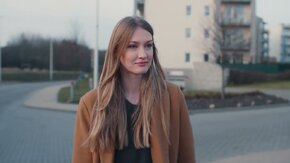 W 4. odcinku cyklu główną rolę odegrali doktoranci PG z kierowanej przez prof. Michała Mrozowskiego Katedry Inżynierii Mikrofalowej i Antenowej: mgr inż. Luiza Leszkowska i mgr inż. Damian Duraj. Tandem młodych naukowców, których opiekunem jest prof. PG Łukasz Kulas, pomógł twórcom cyklu w obalaniu najpopularniejszych mitów dotyczących rozwoju sieci 5G, a także w wyjaśnieniu, jak działa ta technologia.