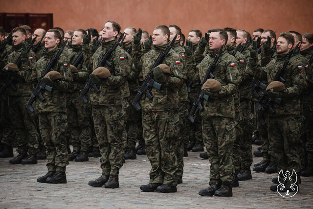 Przysięga wojskowa 18SBOT na Placu Zamkowym