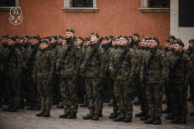 Przysięga wojskowa 18SBOT na Placu Zamkowym