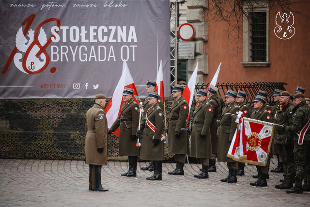 Przysięga wojskowa 18SBOT na Placu Zamkowym