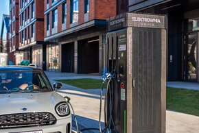 Jazda elektrykiem jest bardziej ekonomiczna niż autem palinowym.jpg