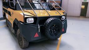 W pełni elektryczny transportowy wóz górniczy.