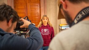 Wybierzcie się z nami na filmowy spacer, a raczej „hyperlapse’owy” sprint po naszej uczelni (i nie zapomnijcie o włączeniu głośników;)

Prezentujemy film promocyjny o Politechnice Gdańskiej, który jest efektem współpracy setki osób – pracowników i studentów naszej uczelni. Praca nad jego stworzeniem była wyjątkową przygodą i ciekawym doświadczeniem: ponad 30 lokalizacji, kilkudziesięciu studentów-statystów, ujęcia od świtu do nocy, w laboratoriach, pod wodą i w powietrzu…
Film o Politechnice Gdańskiej to połączenie kilku bardzo nowatorskich sposobów realizacji zdjęć filmowych m.in.: technika Hyperlapse, która daje efekt wrażenia lotu przez pomieszczenia w przyśpieszonym czasie oraz pozwala na uzyskanie efektu teleportacji bohaterów widocznych w kadrze.

W filmie wykorzystano także ujęcia lotnicze z użyciem szybkich i zwrotnych sportowych dronów FPV (first person view) , które mogą latać z prędkością do 140 km/h. W arsenale narzędzi filmowców znalazły się też klasyczne drony filmowe, które dzięki swojej precyzji i powtarzalności ruchu mogły zrealizować identyczne ujęcia nocą i za dnia, co pozwoliło na uzyskanie efektownego przejścia zwanego potocznie “day to night” na gmach głównego budynku PG.

Film został zrealizowany przez Mova Film sp z o.o z Gdańska, firmę z kilkunastoletnim doświadczeniem w produkcji filmowej (dawniej Studio Kalina) razem z operatorem Tomaszem Walczakiem z Bielska-Białej. Scenariusz opracował Dział Promocji i Biuro Prasowe PG, który był odpowiedzialny za cały projekt. Występujący w filmie statyści to studenci i pracownicy Politechniki Gdańskiej.

Film powstał dzięki pomocy i zaangażowaniu wielu pracowników i studentów Politechniki Gdańskiej, którzy byli do dyspozycji ekipy filmowej o różnych porach dnia i nocy, za co bardzo dziękujemy!