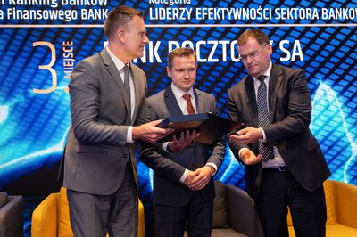 Lider efektywności 2023 Ranking Banków MFBANK ZBP nagrodę odbiera Piotr Piechota Wiceprezes Zarządu 