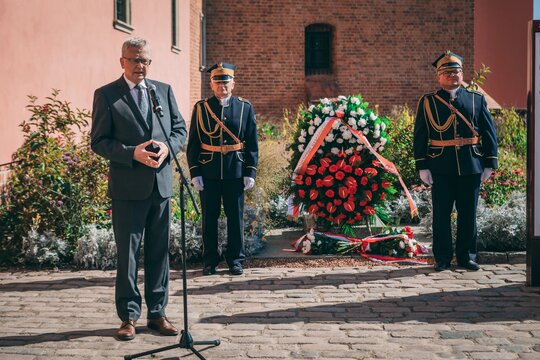 Uroczystość odbywająca się corocznie w ramach inicjatywy “Kustosze kustoszowi” w miejscu pamięci znajdującym się przy Bramie Grodzkiej. Złożenie kwiatów przy obelisku upamiętniającym Kazimierza Brokla – kustosza poległego w bohaterskiej akcji ratowania dzieł sztuki z Zamku Królewskiego w Warszawie 17 września 1939 roku.