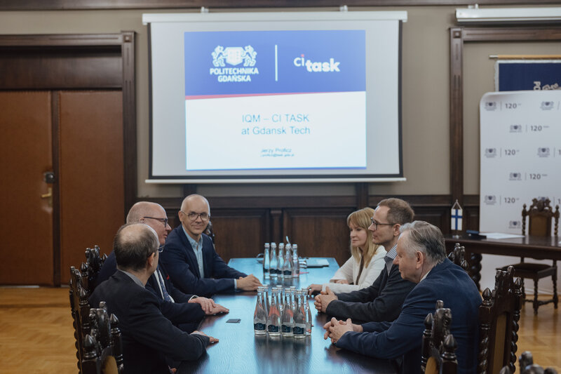W spotkaniu uczestniczyli: prof. Krzysztof Wilde, rektor PG, Mikko Välimäki, prezes zarządu IQM Quantum Computers, prof. Jerzy Proficz, dyrektor CI Task, Sylwia Barthel de Weydenthal, dyrektor IQM na rynek Europy Środkowo-Wschodniej, prof. Józef Sienkiewicz, dziekan WFTiMS oraz dr inż. Marcin Nowakowski. Fot. Bartosz Bańka/PG