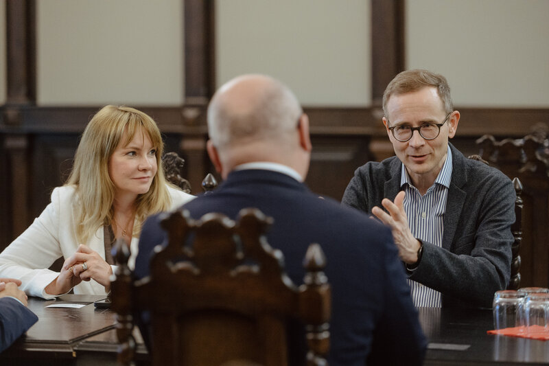 Na zdjęciu: Sylwia Barthel de Weydenthal, dyrektor IQM na rynek Europy Środkowo-Wschodniej, Mikko Välimäki, prezes zarządu IQM Quantum Computers. Fot. Bartosz Bańka/PG