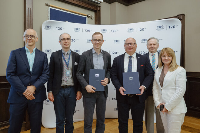 Od lewej: dr inż. Marcin Nowakowski, prof. Jerzy Proficz, dyrektor CI Task, Mikko Välimäki, prezes zarządu IQM Quantum Computers, prof. Krzysztof Wilde, rektor PG, prof. Józef Sienkiewicz, dziekan WFTiMS oraz Sylwia Barthel de Weydenthal, dyrektor IQM na rynek Europy Środkowo-Wschodniej. Fot. Bartosz Bańka/PG