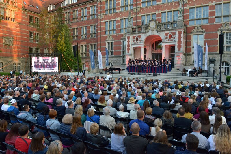 W 2023 roku na placu przed Gmachem Głównym PG odbył się koncert piosenek Kabaretu Starszych Panów  w wykonaniu Zbigniewa Zamachowskiego, Izy Połońskiej i Jakuba Kornackiego w towarzyszeniu Chóru Akademickiego PG pod batutą prof. Mariusza Mroza. Fot. Krzysztof Krzempek/PG
