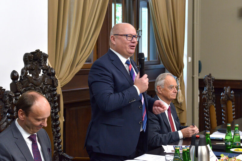 Na zdjęciu prof. Krzysztof Wilde, rektor PG oraz dr Zbigniew Canowiecki, prezydent organizacji Pracodawcy Pomorza oraz Mariusz Miler, kanclerz PG. Fot. Krzysztof Krzempek/PG