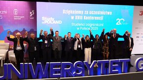 Strategia umiędzynarodowienia szkolnictwa wyższego oraz wyzwania, szanse i zagrożenia, jakie się z tym wiążą to główne tematy, które były poruszone przez ekspertów podczas dorocznej konferencji „Studenci zagraniczni w Polsce 2025”, organizowanej w ramach programu „Study in Poland”. Wpisuje się ona w Jubileusz 55-lecia Uniwersytetu Gdańskiego. Elementem dwudniowych obrad była uroczysta gala konferencji, podczas której ogłoszeni zostali laureaci konkursu „INTERSTUDENT 2025” na najlepszego studenta zagranicznego w Polsce, odbyła się także gala nagrody „Gwiazdy Umiędzynarodowienia 2025”, honorująca osoby mające wybitne zasługi w internacjonalizacji polskiego szkolnictwa wyższego. Galę uświetniły występy Gdańskiej Orkiestry Akademickiej oraz Studia Wokalnego UG.