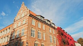 Uroczyste otwarcie wystawy stałej Muzeum Uniwersytetu Gdańskiego odbyło się w piątek 11 października 2024 roku. Rektor UG prof. dr hab. Piotr Stepnowski przywołał wybitnych absolwentów Uniwersytetu Gdańskiego, wśród których nie brakuje światowej sławy naukowców, przedsiębiorców, ludzi biznesu oraz polityków, którzy zmienili bieg historii w naszym kraju. - "Patrzę na zebranych dzisiaj gości, myślę o setkach tysięcy osób, które związały, na różnych poziomach i w różnym okresie swojego życia los właśnie z naszą uczelnią. I wiem, że dla wielu ten czas był z różnych względów na tyle istotny, że pamiątki z tego okresu przechowaliście w domach. I dziękuję ogromnie, że zechcieliście podzielić się nimi i udostępnić je zwiedzającym Muzeum Uniwersytetu Gdańskiego. To wzruszające dla naszej społeczności chwile - w postępującej digitalizacji takie materialne świadectwa, można rzec „namacalne” dowody więzi naszej społeczności - są darem niezwykłym." 

Symbolicznego otwarcia Muzeum UG, przecinając wstęgę, dokonali Rektor UG prof. dr hab. Piotr Stepnowski, Szef Gabinetu Politycznego Ministra Nauki i Szkolnictwa Wyższego Damian Syjczak oraz Dyrektorka Muzeum Marta Szaszkiewicz. 
Listami gratulacyjnymi zostali uhonorowani również darczyńcy Muzeum. W imieniu wszystkich darczyńców głos zabrała absolwentka Uniwersytetu Gdańskiego Anna Biała, która podzieliła się z gośćmi swoim wspomnieniem z czasów studiów. Uroczyste otwarcie Muzeum uświetnił występ Gdańskiej Orkiestry Akademickiej. 

Tego dnia wręczone zostały również nagrody laureatom konkursu fotograficznego "Obiektyw na UG", skierowanego do społeczności akademickiej. Nagrody wręczył Prorektor ds. Badań Naukowych prof. dr hab. Wiesław Laskowski, który powiedział - "Nauka i sztuka leżą na tej samej półce. Wzajemnie się inspirują, jedna i druga wymaga wrażliwości, wyobraźni, kreatywności, ale także nauka może inspirować sztukę."

Nagrody wręczono w dwóch kategoriach:

UGSpace - prezentacja i promowanie walorów otoczenia, budynków i przedmiotów znajdujących się na terenach kampusów Uniwersytetu Gdańskiego, widzianych jako miejsca działalności artystycznej, sportowej i dydaktycznej oraz odpoczynku,

UGScience - inspirujące przedstawienie badań prowadzonych w Uniwersytecie Gdańskim, w tym miejsca pracy naukowczyń i naukowców, gdzie powstają idee i teorie.

W kategorii UGSpace:
I miejsce - Rafał Mielczarek
II miejsce - Piotr Storoniak
III miejsce - Filip Gąsior

W kategorii UGScience:
I miejsce - Marta Cebera
II miejsce - Monika Sobiechowska-Sasim
III miejsce - Maria Dzierżyńska