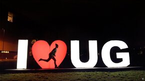 W pewien grudniowy wieczór, gdy kampus Uniwersytetu Gdańskiego pogrąża się w ciszy, odwiedza go niecodzienny gość - Elf Miravel.
Przyleciał do nas, aby wypełnić zadanie powierzone mu przez samego Mikołaja.
Jaka jest jego misja? Znaleźć, najlepsze z możliwych, inspiracje na prezenty dla społeczności akademickiej! 
Elf rusza w stronę Sklepiku UG… a co wydarzy się dalej?
Zobaczcie sami!

W Sklepiku UG czeka na Was wyjątkowa oferta produktów, które sprawdzą się jako świąteczne upominki! 
Możecie zakupić je stacjonarnie w budynku Biblioteki Uniwersytetu Gdańskiego (ul. Wita Stwosza 53) oraz na stronie www.sklepik.ug.edu.pl