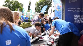 26 maja 2024 r. to był dzień pełen zabawy, nauki i niezapomnianych wrażeń. Góra Gradowa zmieniła się w tętniące energią miasteczko, przyciągające tłumy odkrywców i fascynatów. Piknik Nauki Fahrenheita powstał z inicjatywy Uczelni Fahrenheita i został zorganizowany razem z Hevelianum już po raz trzeci. Łączymy siły tworząc program przybliżający naukowe zagadnienia zarówno najmłodszym odkrywcom, jak i dorosłym uczestnikom. Mnożymy ciekawość i dzielimy się pasją, pokazując nieoczywiste oblicze nauki.