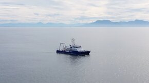 EN
Explore stunning drone footage showcasing our Gdańsk University Research Vessel – r/v Oceanograf, navigating through Norway’s waters. The aerial footage will take you on a journey that provides a clear view of the r/v Oceanograf from multiple angles as it sails across the open sea.  
Enjoy a unique perspective on scientific exploration, surrounded by the breathtaking beauty of Norwegian fjords, rugged coastlines, and serene landscapes.
Production: Sebastian Jętczak

Like, comment, subscribe to our channel and visit our website for more insights into BaltArctic project!
https://barc.ug.edu.pl/ 
#BaltArctic
PL
Obejrzyj z nami piękne ujęcia z drona przedstawiające statek naukowo-badawczy Uniwersytetu Gdańskiego – r/v Oceanograf, płynący po norweskich wodach. Nagranie z lotu ptaka zabierze Cię w podróż przedstawiającą Oceanograf z różnych perspektyw podczas żeglugi po otwartym morzu.  
Ciesz się unikatowym punktem widzenia na badania naukowe, w zapierającym dech w piersiach otoczeniu norweskich fiordów, surowych wybrzeży i spokojnych krajobrazów.
Realizacja: Sebastian Jętczak

Polub, komentuj, subskrybuj nasz kanał i odwiedź naszą stronę internetową, aby uzyskać więcej informacji na temat projektu BaltArctic!
https://barc.ug.edu.pl/  
#BaltArctic