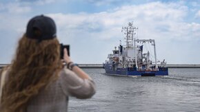 EN
Have you ever wondered what it takes to conduct a research cruise? Check out how we break down our BaltArctic expedition into numbers! From the covered distance to the number of days at sea and research stations to visited ports, and more. 
Production: Agnieszka Beck, Sebastian Jętczak, Mateusz Byczkowski

Like, comment, subscribe to our channel and visit our website for more insights into BaltArctic project!
https://barc.ug.edu.pl/ 
 #BaltArctic
PL
Czy kiedykolwiek zastanawiałeś się, co jest potrzebne do przeprowadzenia rejsu badawczego? Sprawdź, jak w liczbach wygląda nasza wyprawa BaltArctic! Od pokonanego dystansu, poprzez liczbę dni na morzu i stacji badawczych, aż do odwiedzonych portów – i nie tylko. 
Realizacja: Agnieszka Beck, Sebastian Jętczak, Mateusz Byczkowski

Polub, komentuj, subskrybuj kanał i odwiedź naszą stronę internetową, aby uzyskać więcej informacji na temat projektu BaltArctic!
https://barc.ug.edu.pl/ 
 #BaltArctic