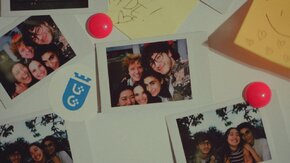 „Wszystko się kiedyś kończy. Nie zawsze wiesz, że TERAZ jest ważne. Czasami jednak rozpoznasz momenty, których jesteś autorem i bohaterem”. W nowym filmie promocyjnym Uniwersytetu Gdańskiego, skierowanym do pokolenia Z, znajdziecie nie tylko sceny z uczelnianego życia, ale także niezapomniane chwile związane ze studiowaniem w Trójmieście. Nasz spot przedstawia historię 5 studentów Uniwersytetu Gdańskiego, odwołując się do idei core memories, czyli wspomnień z wydarzeń, które nas kształtują – naszą osobowość, zachowania, sposób myślenia. Nacechowany emocjami materiał zachęca, aby doceniać te momenty, w których się znajdujemy zanim przeminą.