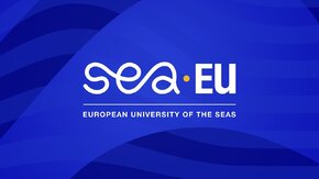 W dniach 27-30 czerwca 2023 r. Uniwersytet Gdański był gospodarzem Governing Week SEA-EU. Było to drugie spotkanie Rady Zarządczej i Wykonawczej SEA-EU. Governing Week to wydarzenie, które co pół roku organizuje inny partner konsorcjum. Podczas tych obrad podejmowane są najważniejsze decyzje kształtujące przyszłość sojuszu. W Gdańsku wzięli w nim udział nie tylko przedstawiciele uczelni członkowskich, ale także lokalnych przedsiębiorstw oraz przedstawiciele samorządów i portów. W programie Governing Week UG znalazły się m.in. rozmowy o zrównoważonym rozwoju czy współpracy ze środowiskiem zewnętrznym.