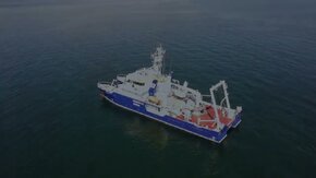 Gdańsk - Kilonia (Niemcy) - Brest (Francja) - Kadyks (Hiszpania) to trasa rejsu badawczego statku Uniwersytetu Gdańskiego R/V Oceanograf.
Katamaran wypłynął 26 maja. Jego podróż potrwa 23 dni, w ciągu których kilkadziesiąt naukowców reprezentujących SEA-EU, czyli konsorcjum sześciu europejskich uniwersytetów nadmorskich, przeprowadzi pięć jednodniowych rejsów badawczych oraz trzy złożone projekty. 
Jednym z celów naukowych rejsu jest porównanie cech danego obszaru morskiego z innymi obszarami wzdłuż zachodniego brzegu Europy. Wśród badanych czynników jest jakość powietrza, akumulacja gazu w osadach powierzchniowych oraz poziom mikroplastików.