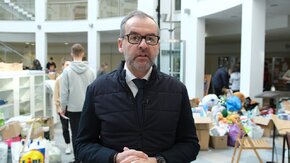 Na Wydziale Nauk Społecznych trwa zbiórka w ramach akcji #studenciDlaUkrainy #СтудентиДляУкраїни 
Wolontariusze przyjmują i segregują otrzymane rzeczy. 
Aktualizują też listę potrzebnych artykułów.