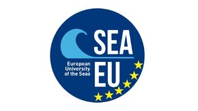 Pod koniec 2021 r. Uniwersytet Gdański był gospodarzem zjazdu przedstawicieli SEA-EU. Spotkali się członkowie Rady Zarządzającej, Komitetu Wykonawczego oraz Technicznej Grupy Roboczej z Gdańska, Kadyksu, Brestu, Kilonii, Splitu i Malty. Podsumowano trwający trzy lata projekt oraz wyznaczono priorytety i kierunki SEA-EU na kolejne sześć lat.
SEA-EU to sojusz sześciu europejskich i nadmorskich uczelni, który realizuje wizję międzynarodowego, wielojęzycznego i interdyscyplinarnego Europejskiego Uniwersytetu Nadmorskiego.