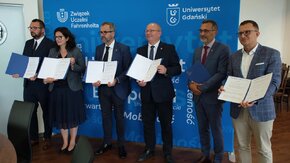 Deklarację patronacką nad Uniwersyteckim Liceum Ogólnokształcącym im. Pawła Adamowicza podpisały władze trzech największych gdańskich uczelni, władze Gdańska i Fundacja Pozytywne Inicjatywy. Sygnatariusze umowy chcą wspólnie wspierać rozwój szkoły i uczestniczyć w jej przedsięwzięciach dydaktycznych i projektach społecznych.