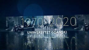 Historia 50-ciu lat istnienia Uniwersytetu Gdańskiego od momentu jego utworzenia w 1970 roku do końca roku 2020.
Ukazuje najważniejsze wydarzenia ilustrowane historycznymi fotografiami.