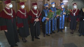 Relacja z uroczystości nadania symbolicznych tytułów doktora honoris causa Uniwersytetu Gdańskiego byłym rektorom gdańskich uczelni w jubileuszowym roku 50-lecia UG. 
Godność tę otrzymali prof. Stefan Angielski,  prof. Zbigniew Grzonka oraz prof. Edmund Wittbrodt.