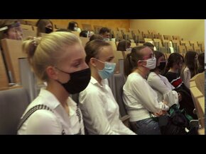 Uroczystość rozpoczęcia roku szkolnego 2020/2021 Uniwersyteckiego Liceum Ogólnokształcącego im. Pawła Adamowicza w Gdańsku.
W klasach pierwszych i drugich do nauki przystąpiło prawie dwustu uczniów.